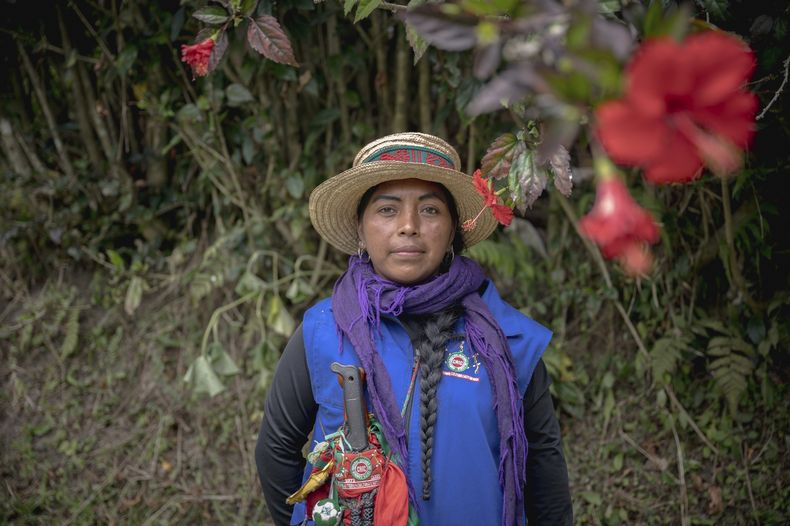 Patricia Elago Zetty, miembro de la Guardia Indígena, posa para una foto el 16 de julio de 2025, en Caldono, Colombia. (AP Foto/Nadège Mazars)