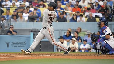 LaMonte Wade Jr. de los Gigantes de San Francisco batea un jonrón de tres carreras en la quinta entrada frente al cátcher de los Dodgers de Los Ángeles Austin Barnes el sábado 17 de junio del 2023. (AP Foto/Mark J. Terrill)