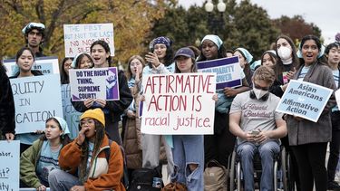 ARCHIVO - Varios activistas se manifiestan mientras la Corte Suprema escucha argumentos sobre dos casos que podrían decidir el futuro de la discriminación positiva en las admisiones universitarias, en Washington 31 de octubre de 2022. (AP Foto/J. Scott Applewhite, Archivo)