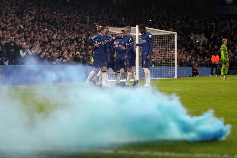Conor Gallagher celebra con sus compañeros tras marcar el quinto gol de Chelsea en la victoria 6-1 ante Middlesbrough en las semifinales de la Copa de la Liga inglesa, el martes 23 de enero de 2023, en el estadio Stamford Bridge. (AP Foto/Kin Cheung)