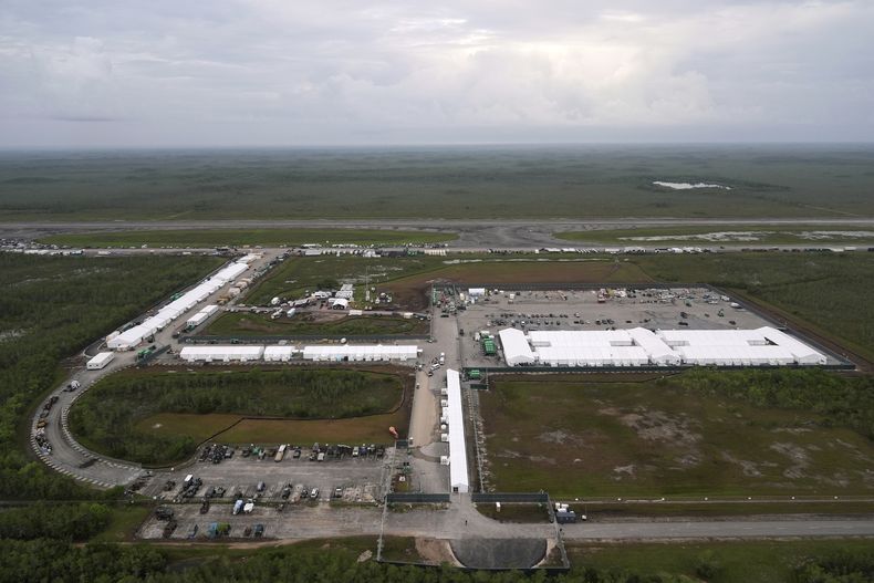 Obras de un nuevo centro para la detención de inmigrantes conocido como Alcatraz de los Caimanes el 4 de julio de 2024, en Ochopee, Florida. (AP Foto/Rebecca Blackwell, Archivo)