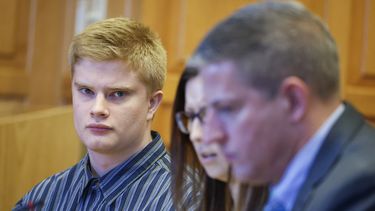 Jeremy Goodale, a la izquierda, escucha durante su audiencia de sentencia por el homicidio de una maestra de español, en el tribunal del condado Jefferson, el miércoles 15 de noviembre de 2023, en Fairfield, Iowa. (Jim Slosiarek/The Gazette/Foto compartida vía AP)