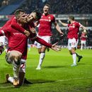 ARCHIVO - Andy Cannon de Wrexham celebra con sus compañeros de equipo después de anotar el primer gol durante el partido de fútbol de cuarta ronda de la Copa FA inglesa entre Blackburn Rovers y Wrexham, en el estadio Ewood Park, en Blackburn, Inglaterra, el lunes 29 de enero de 2024. (Foto AP/Dave Thompson, archivo)