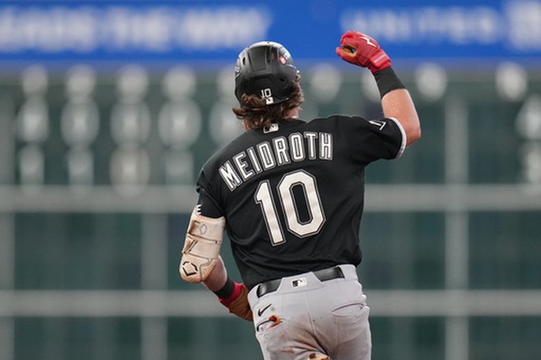 Chase Meidroth de los Medias Blancas de Chicago tras conectar un jonrón de tres carreras ante los Astros de Houston en el segundo juego de la serie de comodines de la Liga Nacional, el miércoles 30 de septiembre de 2026, en Houston. (AP Foto/Karen Warren)