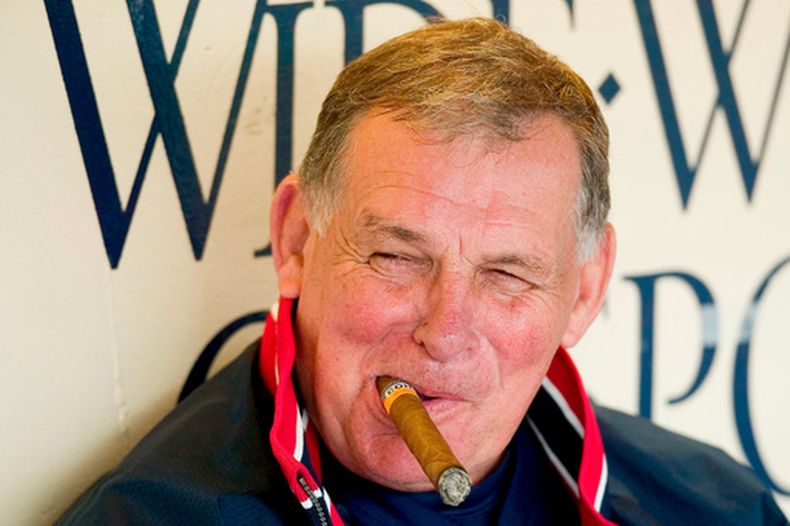 Bobby Cox, manager de los Bravos de Atlanta, fuma un puro en la cueva antes de los entrenamientos en Lake Buena Vista, Florida, el 22 de febrero de 2004 (AP Foto/Scott Audette, archivo)
