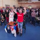 Un grupo de personas festeja al mirar por la TV desde Sombor, Serbia, el quinto partido de las Finales de la NBA, entre los Nuggets de Denver y el Heat de Miami (AP Foto/Darko Vojinovic)