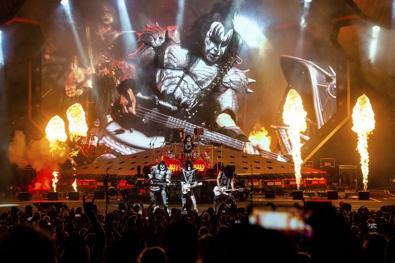 ARCHIVO - Gene Simmons, de izquierda a derecha, Eric Singer, Paul Stanley y Tommy Thayer de KISS actúan en el Riverbend Music Center en Cincinnati el 29 de agosto de 2019. Los dos últimos shows de la banda están programados para el 1 y 2 de diciembre en el Madison Square Garden en Nueva York. York. (Foto Amy Harris/Invision/AP, archivo)