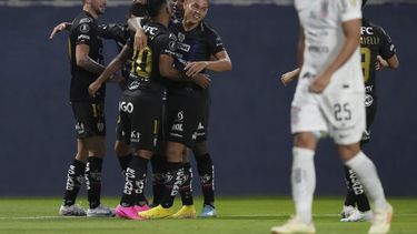 Junior Sornoza, del Independiente del Valle, festeja con sus compañeros tras marcar ante Corinthians en un encuentro de la Copa Libertadores, disputado el miércoles 7 de junio de 2023, en Quito (AP Foto/Dolores Ochoa)