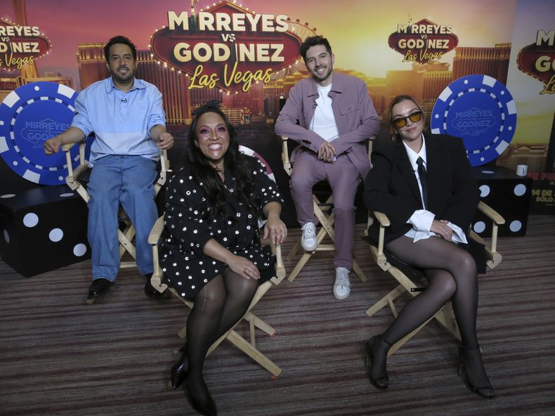 Los actores de la película Mirreyes contra Godínez: Las Vegas Daniel Tovar, desde la fila de atrás, en el sentido de las agujas del reloj, Roberto Aguire, Regina Blandón y Michelle Rodríguez, posan para una foto grupal durante una entrevista en la Ciudad de México, el jueves 7 de agosto de 2025. (Foto AP/Berenice Bautista)