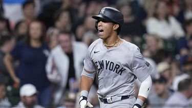 El venezolano Oswaldo Cabrera, de los Yankees de Nueva York, recorre las bases luego de conectar un jonrón de dos carreras en el duelo ante los Astros de Houston, el sábado 30 de marzo de 2024 (AP Foto/Kevin M. Cox)