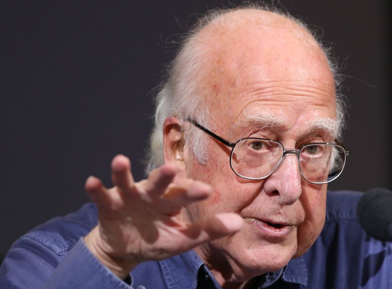 Fotograf&iacute;a de archivo del viernes 11 de octubre de 2013 del profesor brit&aacute;nico Peter Higgs durante una conferencia de prensa en Edinburgh, Escocia. (Foto AP/Scott Heppell, Archivo)