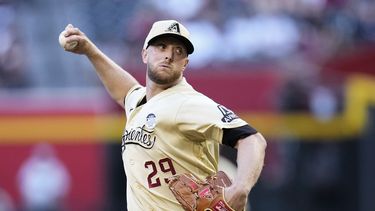 Merrill Kelly, abridor de los Diamondbacks de Arizona, hace un lanzamiento en el inicio del juego ante los Bravos de Atlanta, el viernes 2 de junio de 2023 (AP Foto/Ross D. Franklin)