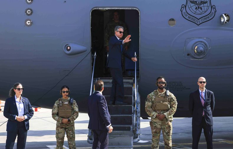 El secretario de Estado de Estados Unidos, Antony Blinken, saluda antes de viajar a Egipto, en Tel Aviv, Israel, el 20 de agosto de 2024. (Kevin Mohatt//Pool Foto vía AP)