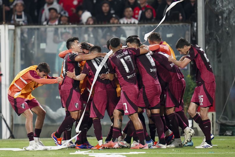 River Plate festeja un tanto de su jugador Germán Pezzella en la ida de los cuartos de final de la Copa Libertadores ante Colo Colo, el martes 17 de septiembre de 2024 (AP Foto/Luis Hidalgo)