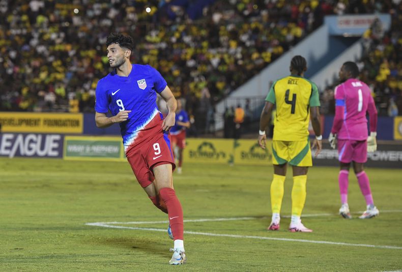 Ricardo Pepi, de la selección de Estados Unidos, festeja tras anotar ante Jamaica en un partido de la Liga de Naciones el jueves 14 de noviembre de 2024 en Kingston (AP Foto/Collin Reid)