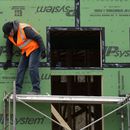 Un trabajador asegura el revestimiento en un sitio de construcción residencial en Mount Prospect, Illinois, el 18 de marzo de 2024. (Foto AP/Nam Y. Huh, Archivo)