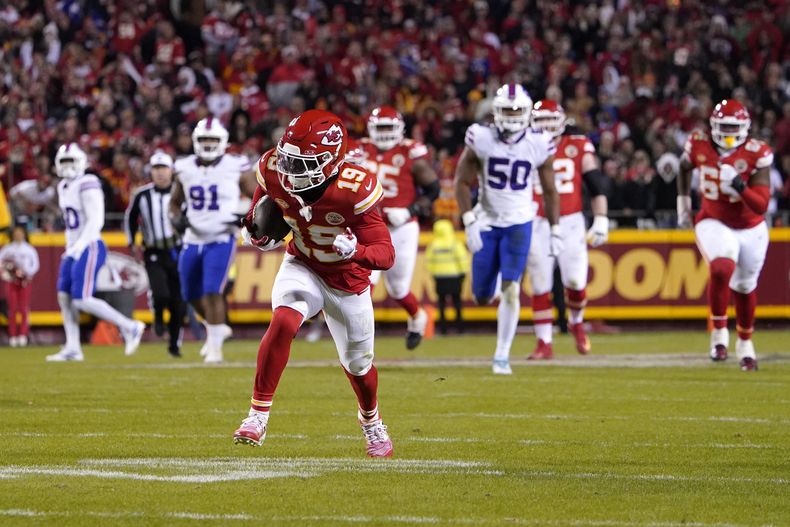 Kadarius Toney, wide receiver de los Chiefs de Kansas City, corre rumbo a la zona de anotación después de atrapar un pase lateral de su compañero Travis Kelce durante la segunda mitad del juego de la NFL en contra de los Bills de Buffalo, el domingo 10 de diciembre de 2023, en Kansas City Missouri. La jugada fue anulada por una alineación indebida de Toney, por fuera de lugar. (AP Foto/Ed Zurga)