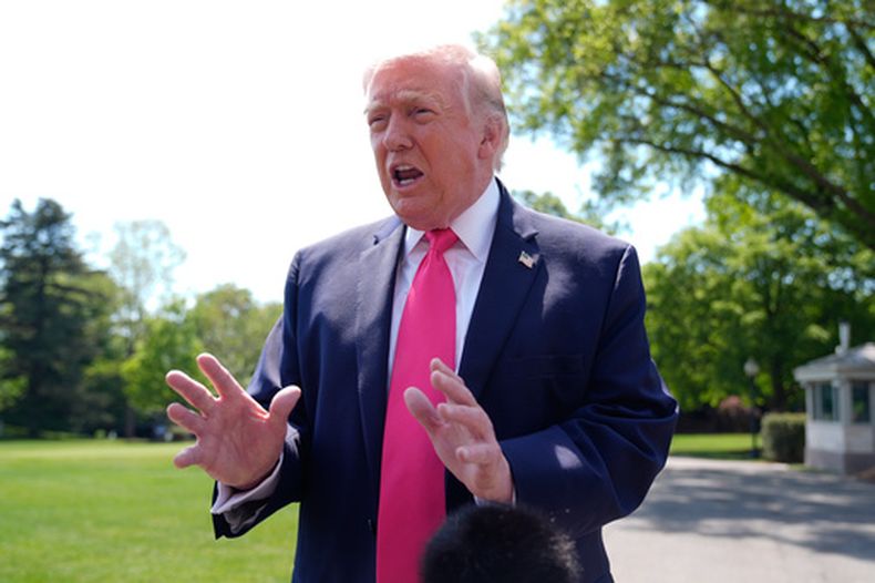 El presidente de Estados Unidos, Donald Trump, habla con reporteros antes de viajar en el Marine One desde el Jardín Sur de la Casa Blanca, el jueves 16 de abril de 2026, en Washington. (AP Foto/Manuel Balce Ceneta)
