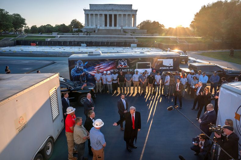 El presidente estadounidense Donald Trump visita el Monumento a Lincoln en Washington el 7 de mayo del 2026. (AP foto/Mark Schiefelbein)