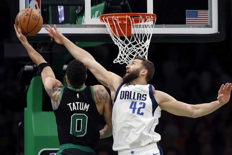 Jayson Tatum, de los Celtics de Boston, dispara frente a Maxi Kleber, de los Mavericks de Dallas, en el partido del viernes 1 de marzo de 2024 (AP Foto/Michael Dwyer)