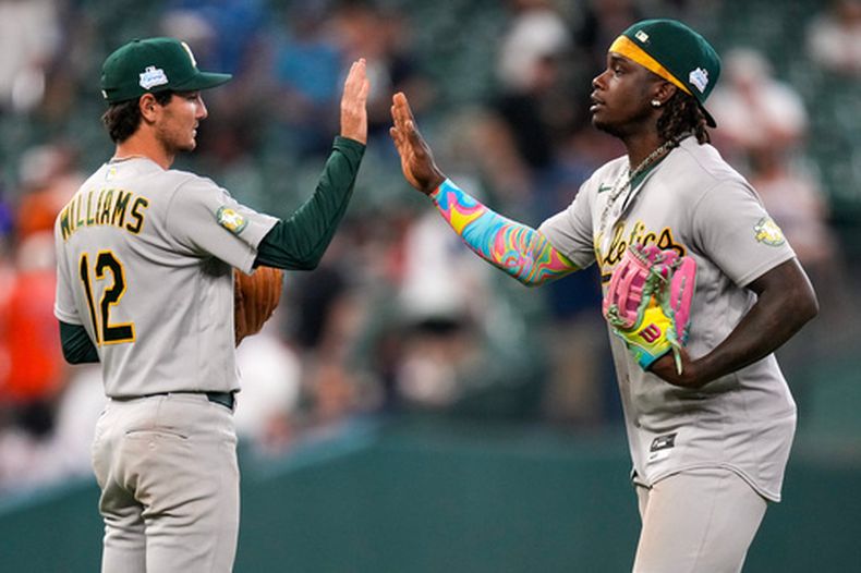 Alika Williams y Lawrence Butler de los Atléticos celebran la victoria ante los Astros de Houston el domingo 7 de junio del 2026. (AP Foto/Eric Christian Smith)