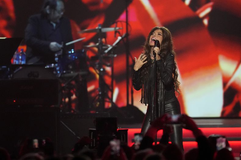 ARCHIVO - Shania Twain durante su presentación en el homenaje MusiCares Person of the Year en honor a Jon Bon Jovi el viernes 2 de febrero de 2024, en Los Ángeles. Dua Lipa, Sza y Shania Twain encabezarán el festival Glastonbury. (Foto AP/Chris Pizzello, archivo)
