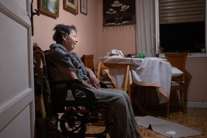 Maricarmen, de 87 años, llora mientras espera en casa la llegada de la policía antes de ser desalojada de la vivienda donde residía, el miércoles 23 de septiembre de 2026, en Madrid, España. (Fernando Sánchez/Europa Press vía AP)