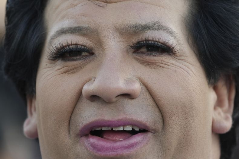 Jhoanfa El Espejo de Juan Gabriel, un imitador del fallecido astro mexicano Juan Gabriel, posa antes de la proyección de uno de los conciertos de Juan Gabriel en el Zócalo, la plaza principal de la Ciudad de México, el domingo 22 de septiembre de 2024. (Foto AP/Fernando Llano)