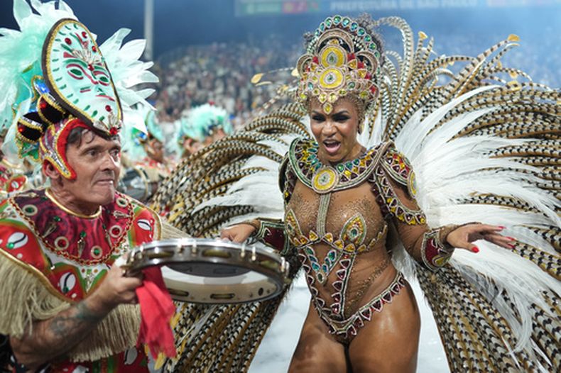Bailarines de la escuela de samba Mocidade Unida da Mooca actúan durante un desfile de carnaval en Sao Paulo, el viernes 13 de febrero de 2026. (Foto AP/Andre Penner)