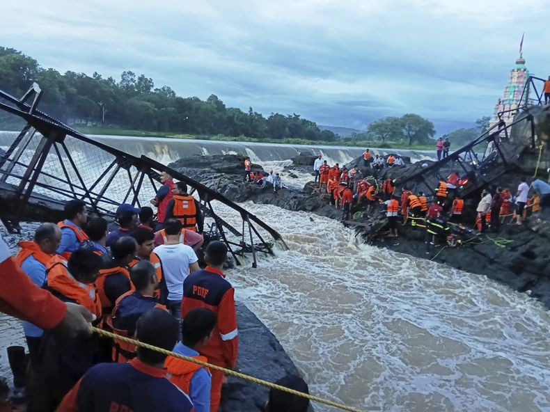 Cuerpos de rescate en el lugar del derrumbe de un puente cerca de Pune, India, el 15 de junio del 2025. (AP foto)