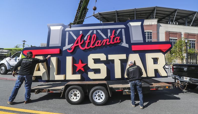 ARCHIVO - Foto del 6 de abril del 2021, trabajadores cargan un letrero del Juego de Estrellas a un trailer para retirarlo del Truist Park en Atlanta. El miércoles 16 de noviembre del 2023, le otrogan a Atlanta el Juego de Estrellas de la MLB para el 2025. (John Spink/Atlanta Journal-Constitution via AP, Archivo)
