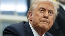 ARCHIVO - El presidente de Estados Unidos, Donald Trump, habla con periodistas mientras firma órdenes ejecutivas en la Oficina Oval de la Casa Blanca, el 10 de febrero de 2025 en Washington. (AP Foto/Alex Brandon, archivo)