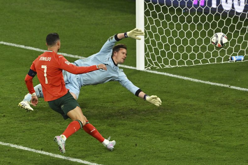 Cristiano Ronaldo, izquierda, de Portugal, anota el segundo gol de su equipo durante la semifinal del torneo Liga de Naciones entre Portugal y Alemania, en Múnich, Alemania, el miércoles 4 de junio de 2025. (Peter Kneffel/dpa vía AP)