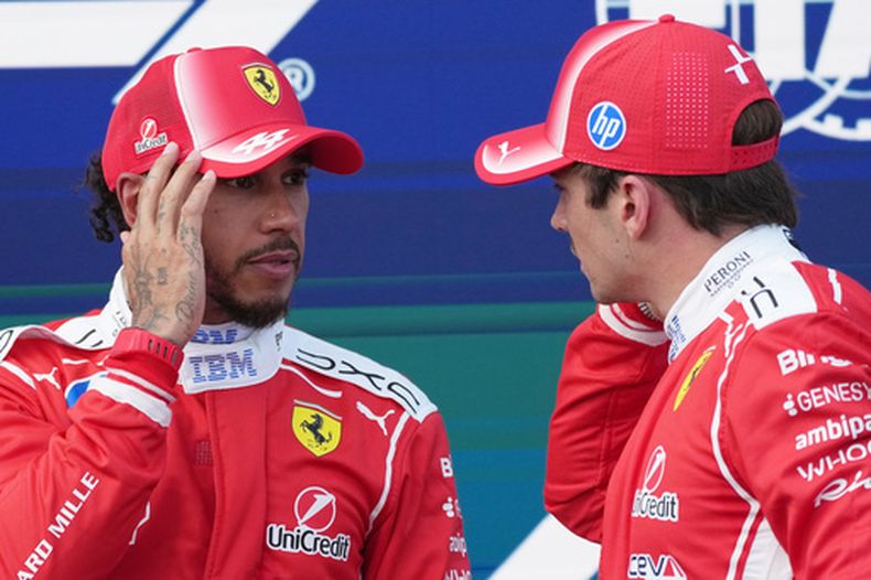 El piloto británico de Ferrari, Lewis Hamilton (izquierda), conversa con el piloto monegasco de Ferrari, Charles Leclerc, después de la sesión de clasificación previa a la carrera de Fórmula 1 del Gran Premio de Hungría del domingo, en el circuito de Hungaroring en Mogyorod, cerca de Budapest, Hungría, el sábado 25 de julio de 2026. (Foto AP/Darko Vojinovic)