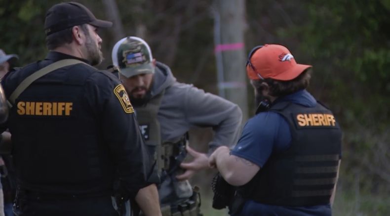 Fuerzas de seguridad responden a un tiroteo letal en una zona de viviendas en el condado Spotsylvania, Virginia, el martes 8 de abril de 2025. (WJLA-TV via AP)