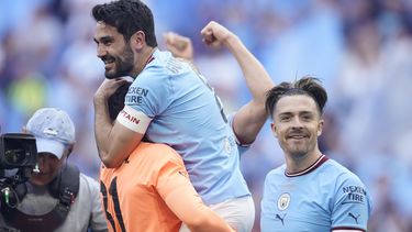 Ilkay Gundogan del Manchester City y Jack Grealish celebran tras ganar la final de la Copa FA al superar al Manchester United en el Estadio de Wembley el sábado 3 de junio del 2023. (AP Foto/Dave Thompson)