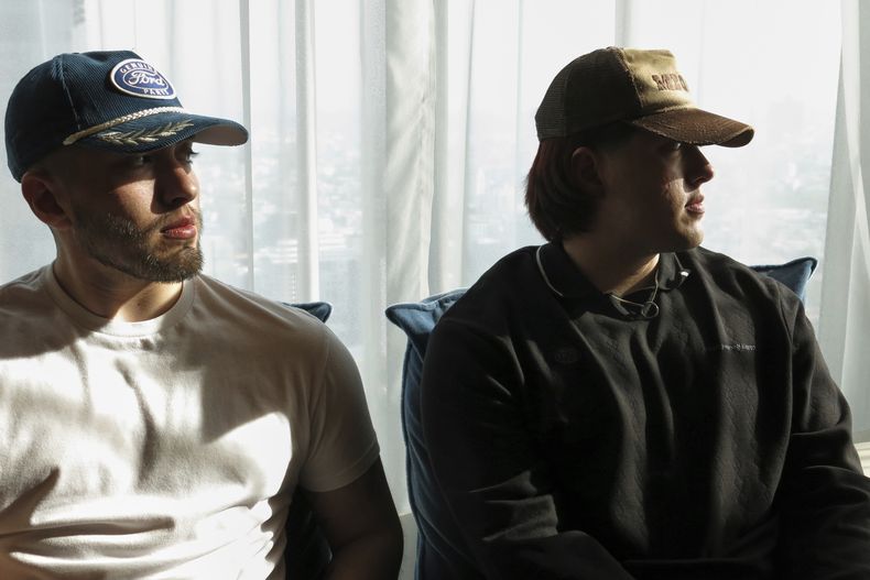 El cantautor mexicano Kevin Kaarl, a la derecha, posa para un retrato con su hermano mellizo y músico Bryan durante una entrevista en la Ciudad de México, el 27 de febrero de 2025. (Foto AP Berenice Bautista)