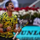 El español Carlos Alcaraz celebra un punto ante el finlandés Emil Ruusuvuori en el Abierto de Madrid el viernes 28 de abril del 2023. (AP Foto/Manu Fernandez)