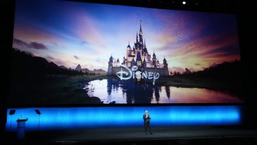 ARCHIVO - Alan Bergman, copresidente de Disney Entertainment, habla con el público durante la presentación de Walt Disney Studios en CinemaCon 2024, el jueves 11 de abril de 2024, en el Caesars Palace de Las Vegas. (Foto AP/Chris Pizzello, archivo)