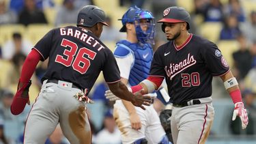 El venezolano Keibert Ruiz festeja con Stone Garrett, su compañero en los Nacionales de Washington, tras conectar un jonrón en el encuentro del miércoles 31 de mayo de 2023, ante los Dodgers de Los Ángeles (AP Foto/Ashley Landis)