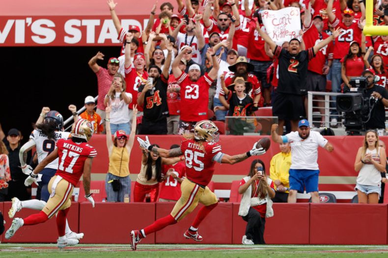 Aficionados de los 49ers reaccionan con la anotación de George Kittle (85), ala cerrada de San Francisco, en el partido de la NFL en contra de los Broncos de Denver, durante la segunda mitad, el domingo 4 de octubre de 2026, en Santa Clara, California. (AP Foto/Kelley L. Cox)