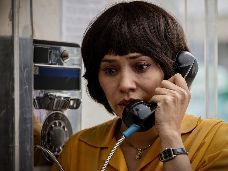 Esta imagen difundida por Prime Video muestra a Osvaldo Benavides en una escena de la serie Cada minuto cuenta. (Prime Video via AP)