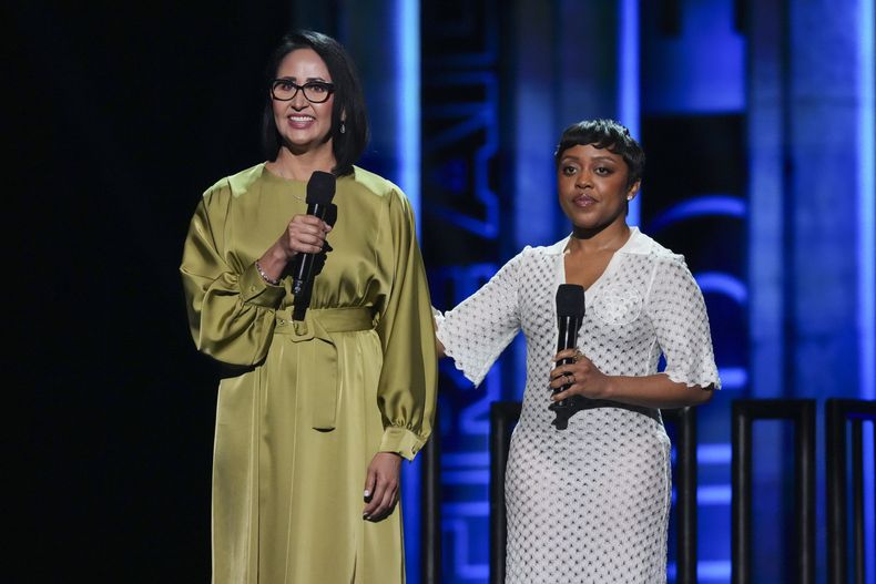 Aurora Barboza Flores, izquierda, y Quinta Brunson hablan durante el concierto benéfico de FireAid el jueves 30 de enero de 2025 en Intuit Dome en Inglewood, California. (Foto Jordan Strauss/Invision/AP)