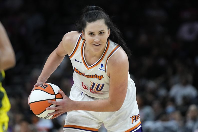 ARCHIVO - Megan Gustafson, pívot del Phoenix Mercury, con el balón durante el partido de la WNBA contra el Seattle Storm, el sábado 5 de agosto de 2023, en Phoenix. Gustafson se nacionalizó y jugará para España en los Juegos Olímpicos de París. (AP Foto/Ross D. Franklin)