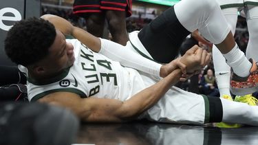 Giannis fija marca de asistencias con Bucks, pero se lastima