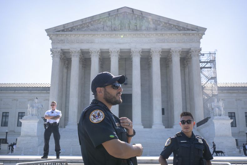 Oficiales de policía de la Corte Suprema montan guardia afuera del edificio del organismo, el jueves 13 de junio de 2024, en Washington. (AP Foto/Mark Schiefelbein)