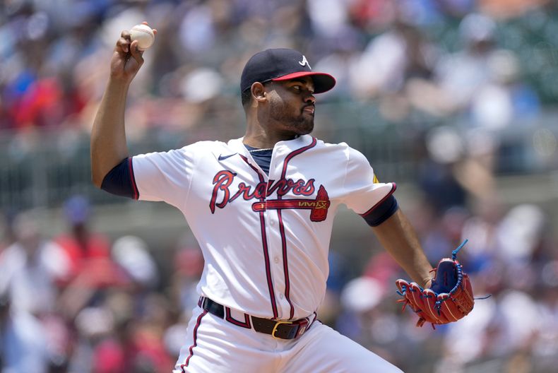 El lanzador abridor dominicano de los Bravos de Atlanta, Reynaldo López trabaja ante los Filis de Filadelfia durante la primera entrada del juego de béisbol el domingo 7 de julio de 2024, en Atlanta. (AP Foto/John Bazemore)