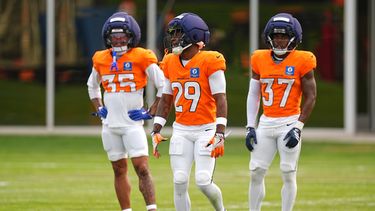 Jaquan McMillian, de los Broncos de Denver, participa en las prácticas junto a sus compañeros Reese Taylor (izquierda) y Sean Fresch Jr., el lunes 3 de agosto de 2026 en Centennial, Colorado (AP Foto/David Zalubowski)