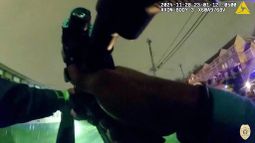 Imagen tomada de video de la cámara corporal del policía involucrado en el caso de Jazmir Tucker, en Akron, Ohio, el 28 de noviembre del (Departamento de Policía de Akron via AP)