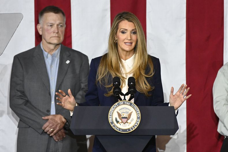 ARCHIVO - La directora de la Administración de las Pequeñas Empresas, Kelly Loeffler, habla durante un evento en Bay City, Michigan, el viernes 14 de marzo de 2025. (AP Foto/Jose Juarez, Archivo)